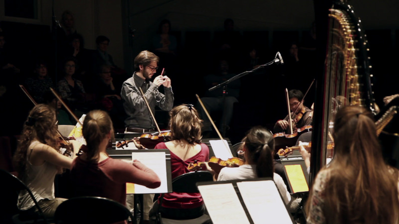Alexis Savelief dirige l’orchestre pour le concert des orchestrations de ses étudiants