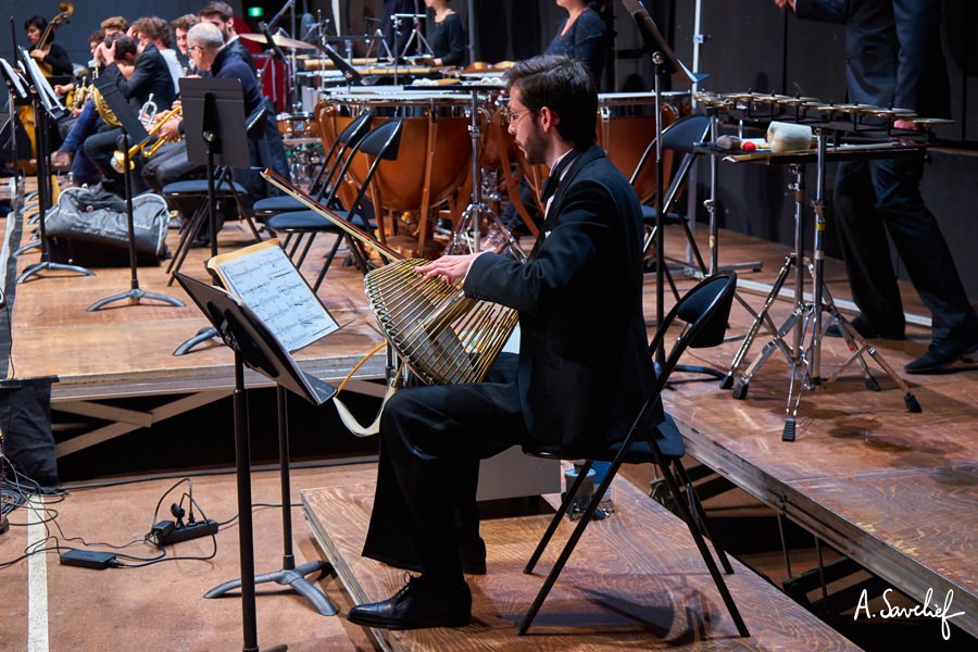 Alexis Savelief au Waterphone MegaBass dans “Leading Astray”, Concerto pour Cristal Baschet & Orchestre de Alexis Savelief