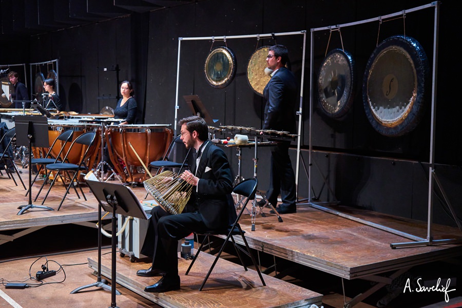 Alexis Savelief au Waterphone MegaBass devant les gongs Paiste Accent 22”, Paiste Création Sonore #3. Terre, Tone of Life/Sona Eau/Lune et Paiste Planète Sedna sur le plateau de “Leading Astray”, Concerto pour Cristal Baschet & Orchestre de Alexis Savelief