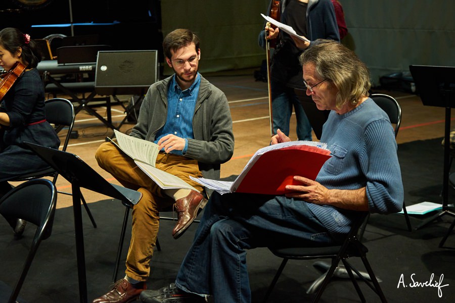 Le cristaliste Michel Deneuve et le compositeur Alexis Savelief en discussion sur le plateau de “Leading Astray”, Concerto pour Cristal Baschet & Orchestre de Alexis Savelief