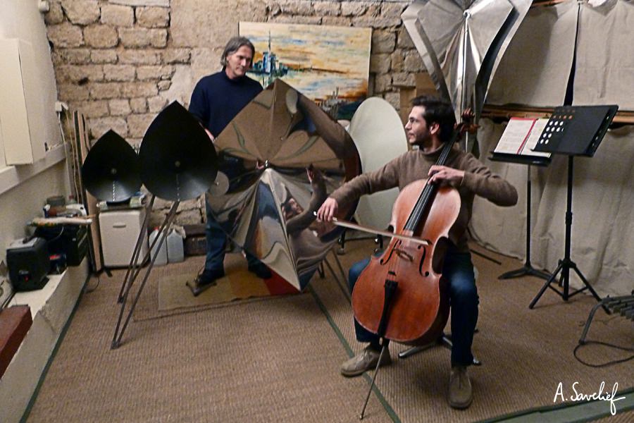 Le cristaliste Michel Deneuve au Cristal Baschet et le compositeur Alexis Savelief au violoncelle, lors de l’enregistrement du Teaser #1 de “Leading Astray”, Concerto pour Cristal Baschet & Orchestre de Alexis Savelief