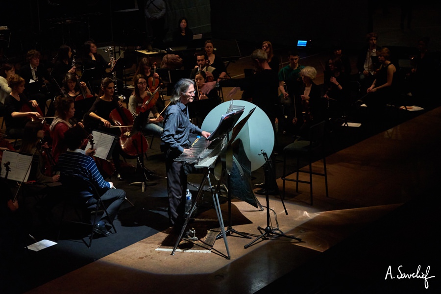 Le cristaliste Michel Deneuve en soliste au Cristal Baschet, au début de “Leading Astray”, Concerto pour Cristal Baschet & Orchestre de Alexis Savelief