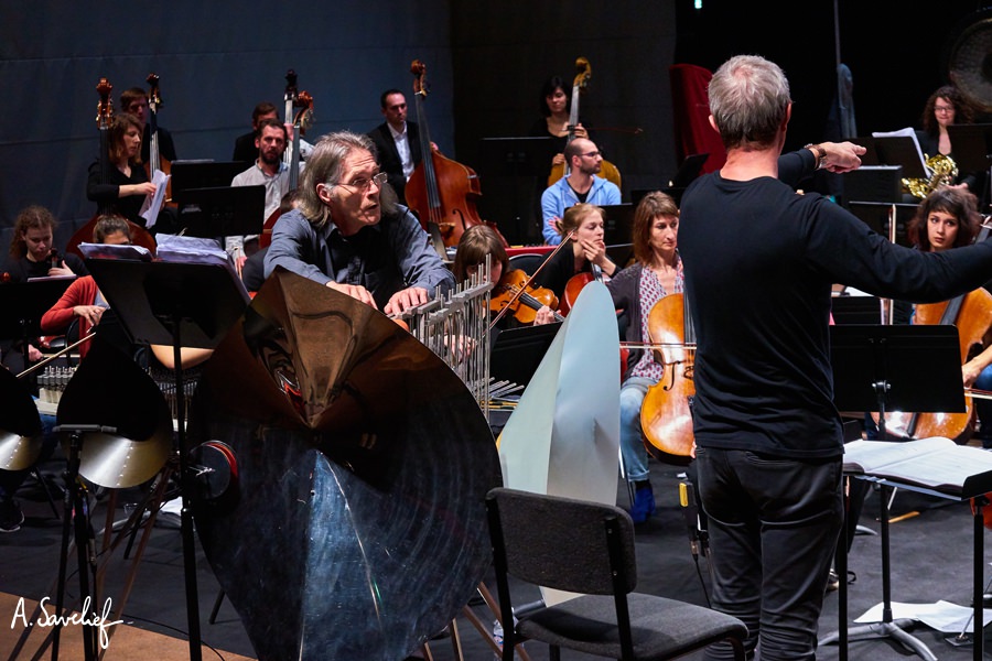 Le cristaliste Michel Deneuve devant l’orchestre en soliste au Cristal Baschet, dans “Leading Astray”, Concerto pour Cristal Baschet & Orchestre de Alexis Savelief