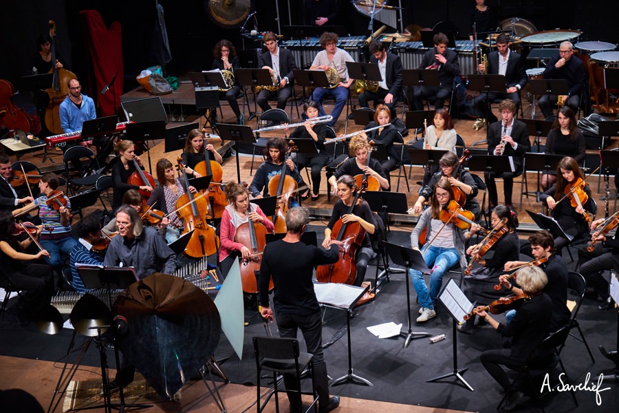 Le cristaliste Michel Deneuve devant l’orchestre en soliste au Cristal Baschet, dans “Leading Astray”, Concerto pour Cristal Baschet & Orchestre de Alexis Savelief