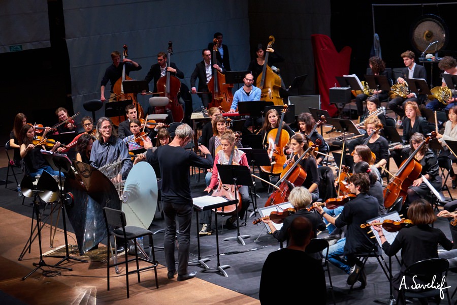 Le cristaliste Michel Deneuve devant l’orchestre en soliste au Cristal Baschet, dans “Leading Astray”, Concerto pour Cristal Baschet & Orchestre de Alexis Savelief