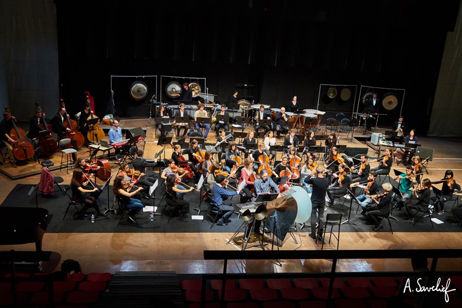 Plan d’ensemble du plateau d’orchestre de “Leading Astray”, Concerto pour Cristal Baschet & Orchestre de Alexis Savelief, avec le cristaliste Michel Deneuve au Cristal Baschet solo