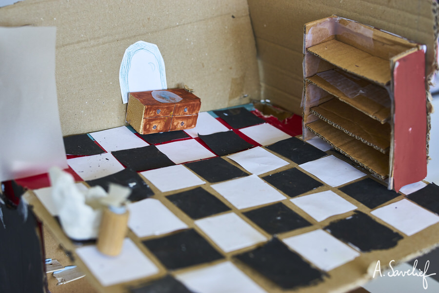 Diorama réalisé par une classe de l’école Pagnol de Rennes, d’après “La Femme à l’Orchestre”, Conte Musical de Olivier Cohen (texte) & Alexis Savelief (musique). Ici, la salle de bains !