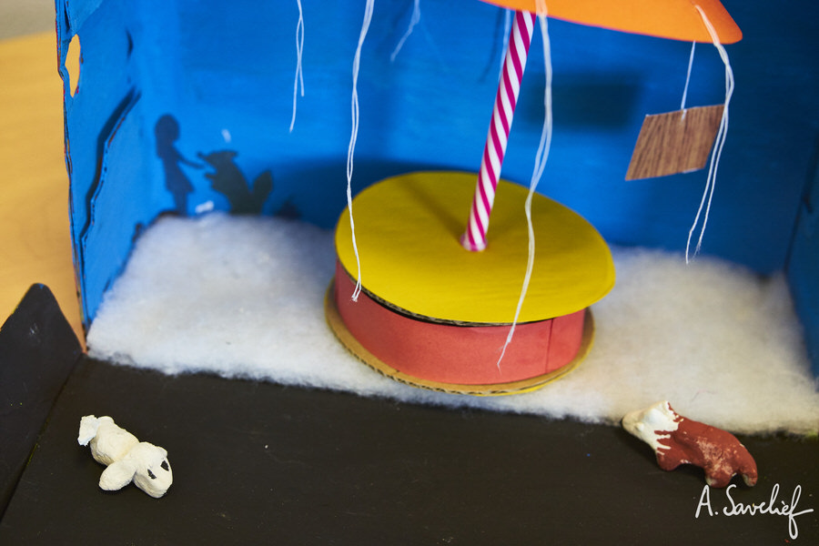 Diorama réalisé par une classe de l’école Pagnol de Rennes, d’après “La Femme à l’Orchestre”, Conte Musical de Olivier Cohen (texte) & Alexis Savelief (musique). Ici, le square avec le carrousel !