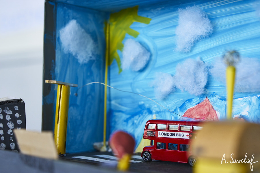 Diorama réalisé par une classe de l’école Pagnol de Rennes, d’après “La Femme à l’Orchestre”, Conte Musical de Olivier Cohen (texte) & Alexis Savelief (musique). Ici, la séquence du bus !