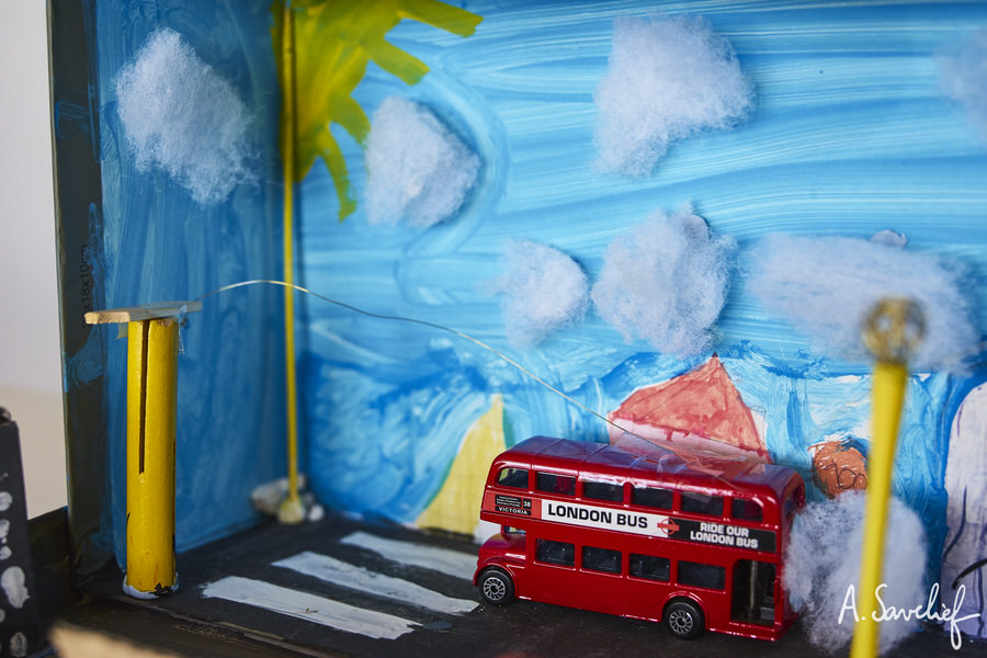 Diorama réalisé par une classe de l’école Pagnol de Rennes, d’après “La Femme à l’Orchestre”, Conte Musical de Olivier Cohen (texte) & Alexis Savelief (musique). Ici, la séquence du bus !