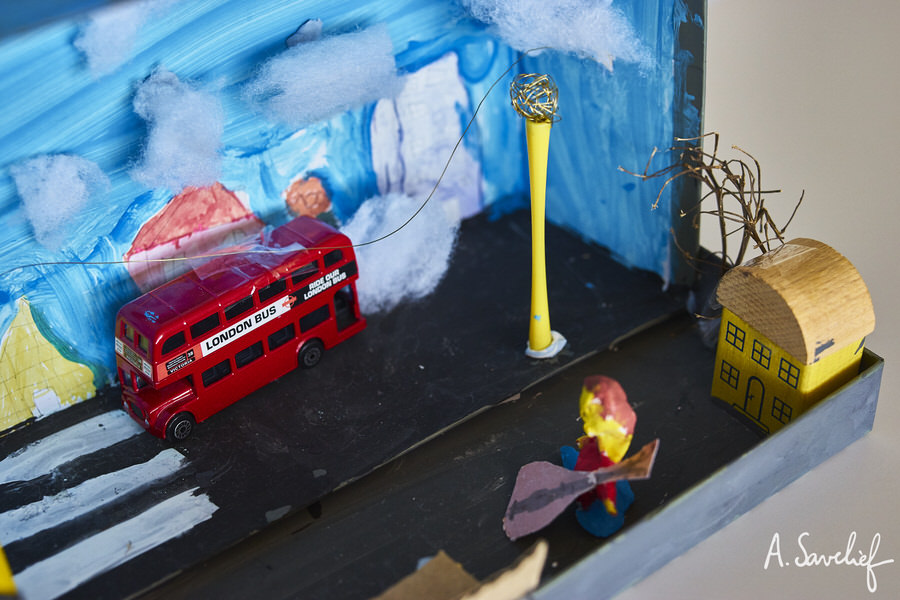 Diorama réalisé par une classe de l’école Pagnol de Rennes, d’après “La Femme à l’Orchestre”, Conte Musical de Olivier Cohen (texte) & Alexis Savelief (musique). Ici, la séquence du bus !