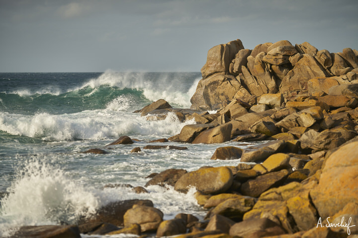 Côte bretonne déchiquetée, vagues se fracassant sur les rochers