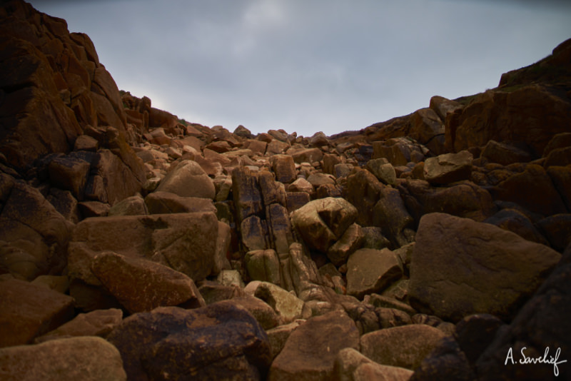Des profondeurs de rochers vers le ciel, sur la côte de Bretagne
