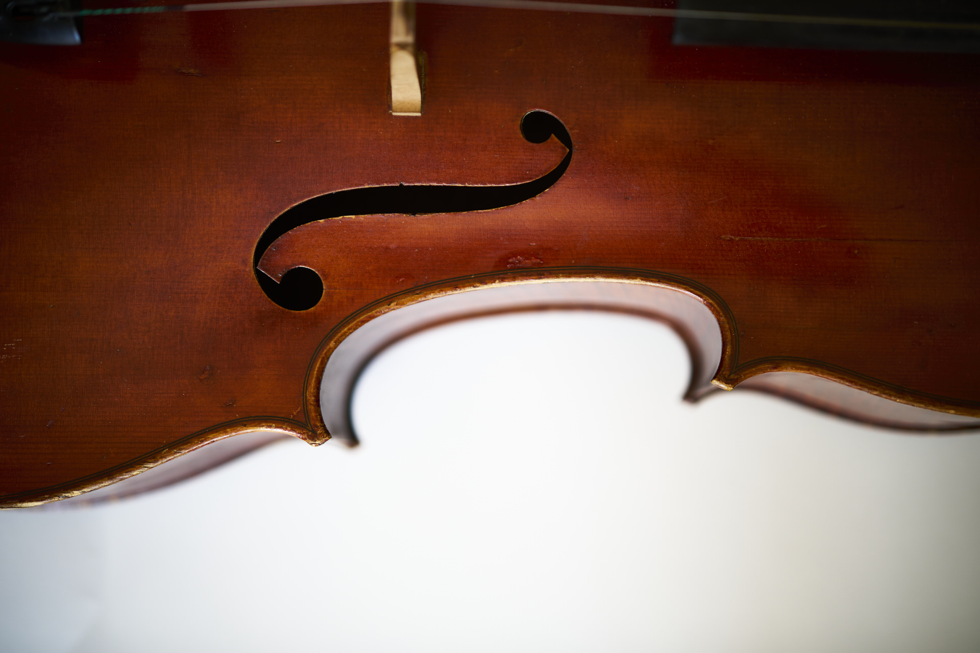“Éclipses Tonales”, Concerto Iconoclaste pour Violoncelle Excentrique & Orchestre