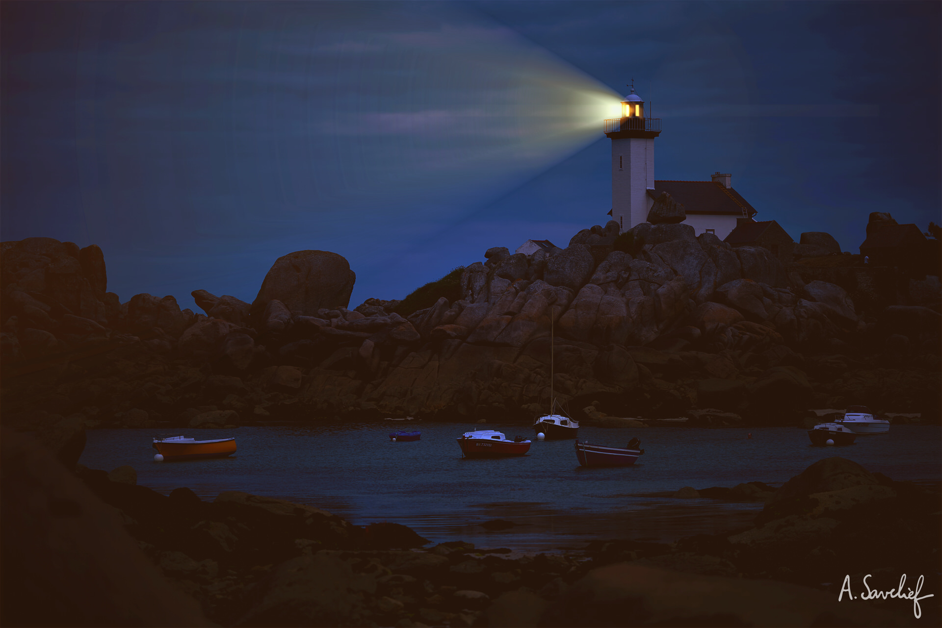 Phare breton sur les rochers, fanal lumineux surplombant une crique avec des bateaux