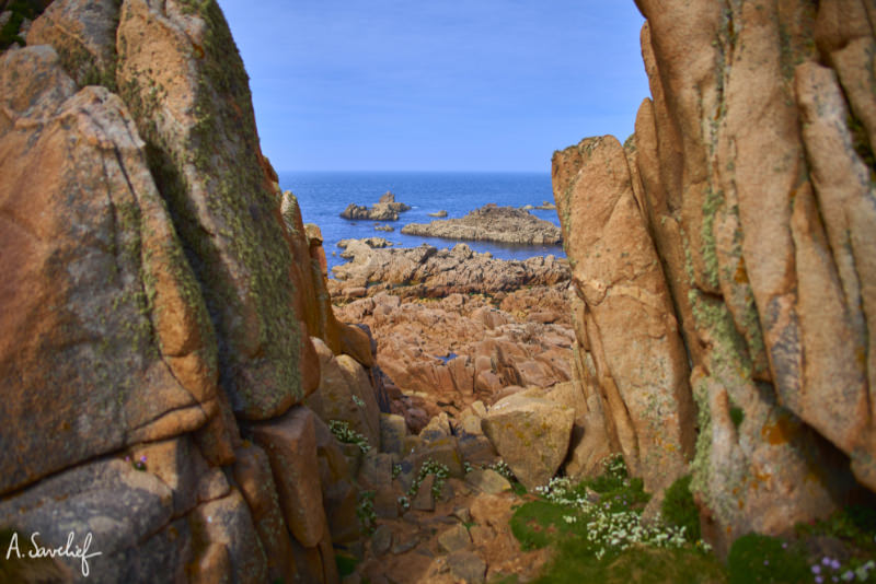 Trouée entre les rochers sur le littoral breton, avec au fond la mer