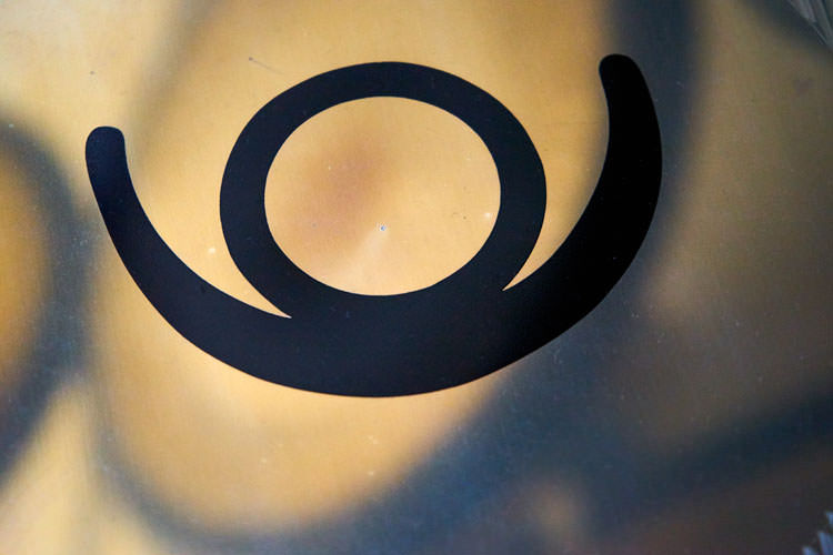 Cœur et symbole en corne d’abondance du gong Paiste Planète Pluton