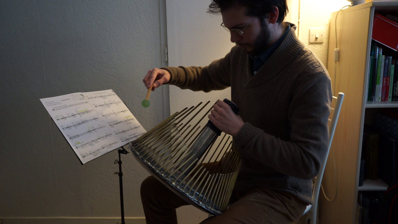 Alexis Savelief au travail sur une partie de Waterphone qu’il a composée, pour “Leading Astray” — Concerto pour Cristal Baschet & Orchestre